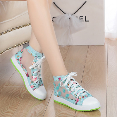 Lányoknak készült tornacipő csipkével és virágos szalaggal