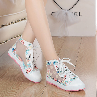 Lányoknak készült tornacipő csipkével és virágos szalaggal