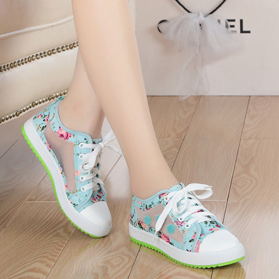 Lányoknak készült tornacipő csipkével és virágos szalaggal