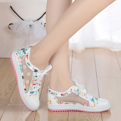 Lányoknak készült tornacipő csipkével és virágos szalaggal