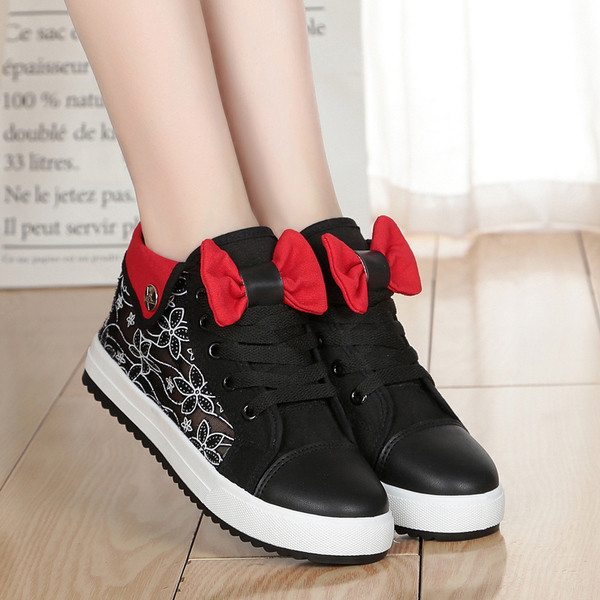 Lányoknak készült tornacipő csipkével és virágos szalaggal