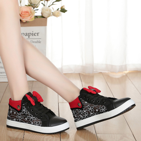 Lányoknak készült tornacipő csipkével és virágos szalaggal