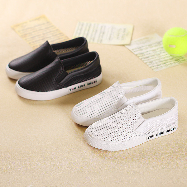 Παιδικά αθλητικά παπούτσια για κορίτσια με λευκό και μαύρο πλέγμα