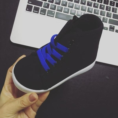 Μοντέρνα παιδικά παπούτσια για αγόρια σε δύο χρώματα με πλαϊνό φερμουάρ