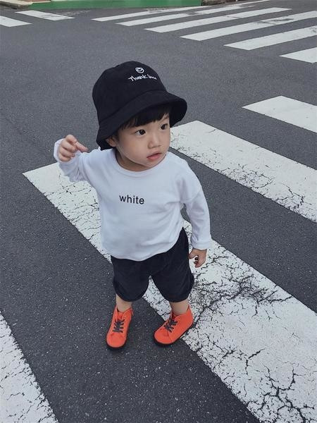 Μοντέρνα παιδικά παπούτσια για αγόρια σε δύο χρώματα με πλαϊνό φερμουάρ