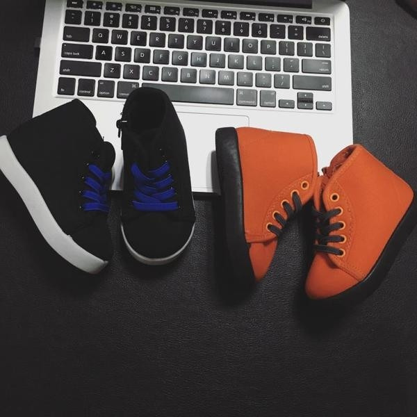 Μοντέρνα παιδικά παπούτσια για αγόρια σε δύο χρώματα με πλαϊνό φερμουάρ