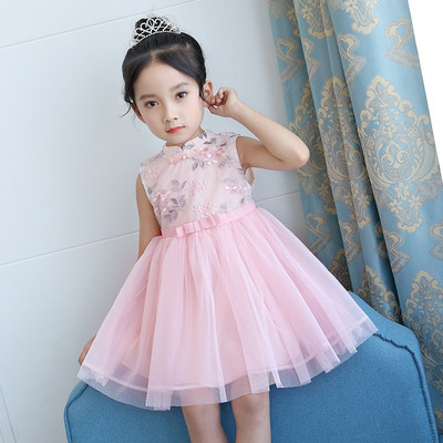 Лятна детска разкроена рокля с флорални мотиви в бял и розов цвят