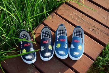Παιδικά παπούτσια σε δύο χρώματα με διαφορετικές εκτυπώσεις