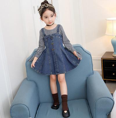 Rochie modernă din denim decupată, cu mâneci lungi și bretele decorative