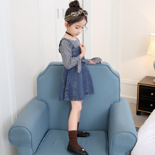 Rochie modernă din denim decupată, cu mâneci lungi și bretele decorative