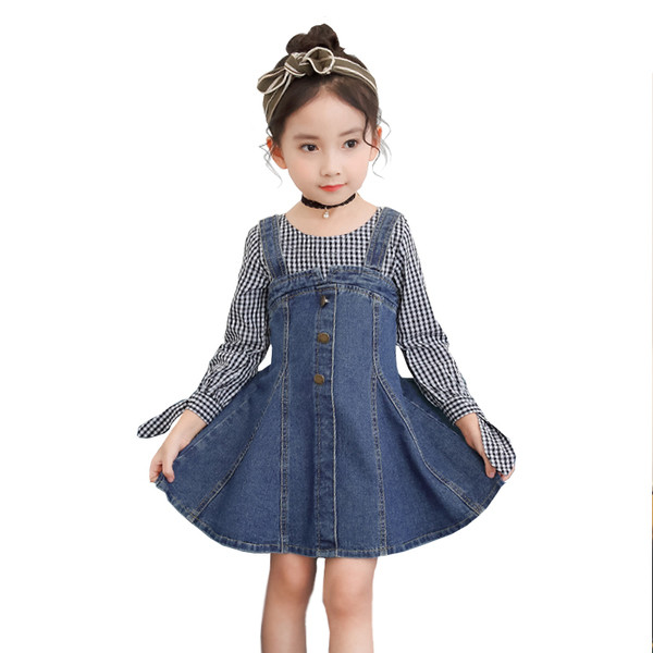 Rochie modernă din denim decupată, cu mâneci lungi și bretele decorative