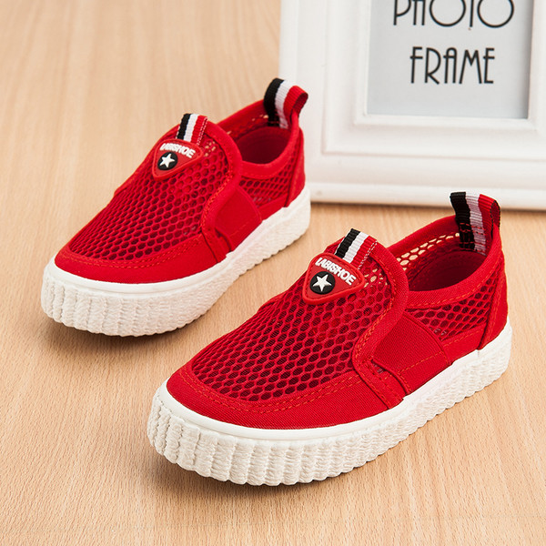 Αθλητικά πάνινα παπούτσια σε διάφορα χρώματα κατάλληλα για αγόρια και κορίτσια