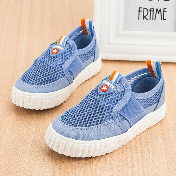 Αθλητικά πάνινα παπούτσια σε διάφορα χρώματα κατάλληλα για αγόρια και κορίτσια