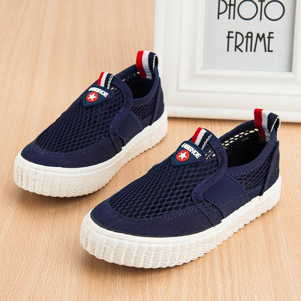 Αθλητικά πάνινα παπούτσια σε διάφορα χρώματα κατάλληλα για αγόρια και κορίτσια