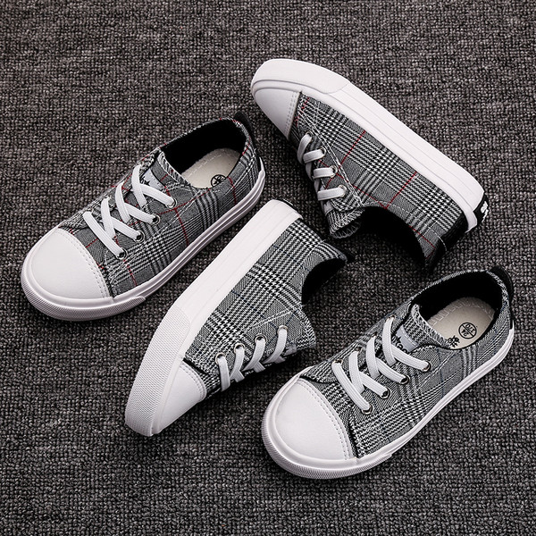 Stílusos gyerek tornacipő fiúknak nyakkendővel