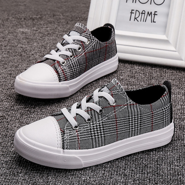 Stílusos gyerek tornacipő fiúknak nyakkendővel