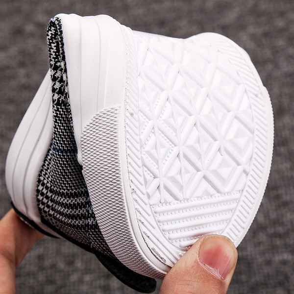 Stílusos gyerek tornacipő fiúknak nyakkendővel