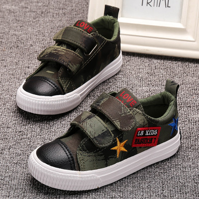 Παιδικά παπούτσια τις μόδας για αγόρια με κεντήματα