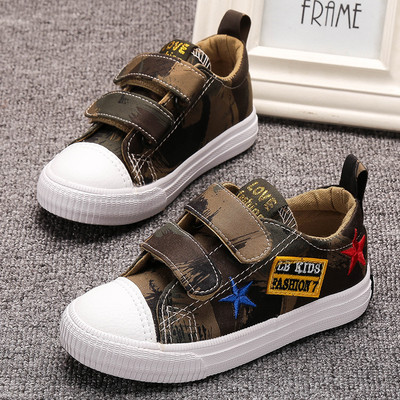 Παιδικά παπούτσια τις μόδας για αγόρια με κεντήματα