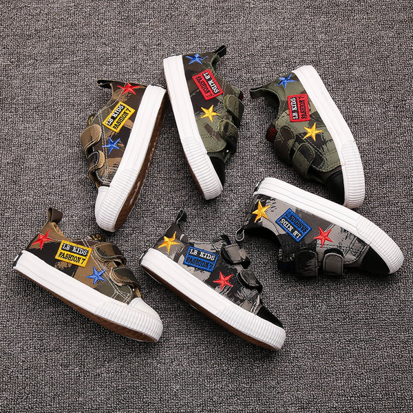 Παιδικά παπούτσια τις μόδας για αγόρια με κεντήματα