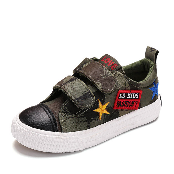 Παιδικά παπούτσια τις μόδας για αγόρια με κεντήματα