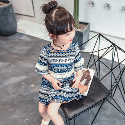 Λεπτό φόρεμα με floral μοτίβα, κατάλληλο για την άνοιξη και το καλοκαίρι 