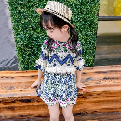 Λεπτό φόρεμα με floral μοτίβα, κατάλληλο για την άνοιξη και το καλοκαίρι 