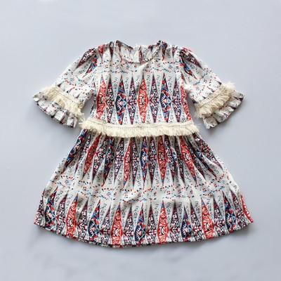 Λεπτό φόρεμα με floral μοτίβα, κατάλληλο για την άνοιξη και το καλοκαίρι 