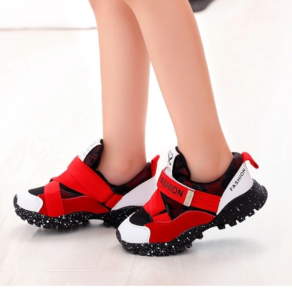 Modern gyermek tornacipő három színben, durva talppal, alkalmas fiúknak és lányoknak