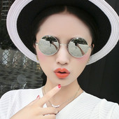 Κλασσικά γυναικεία γιαλιά με στρογγυλό σχήμα και αντανακλάσεις καθρέφτη σε διάφορα χρώματα