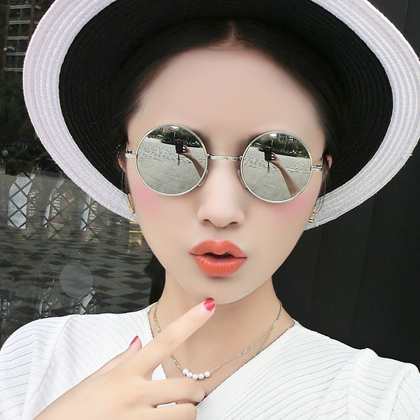 Κλασσικά γυναικεία γιαλιά με στρογγυλό σχήμα και αντανακλάσεις καθρέφτη σε διάφορα χρώματα