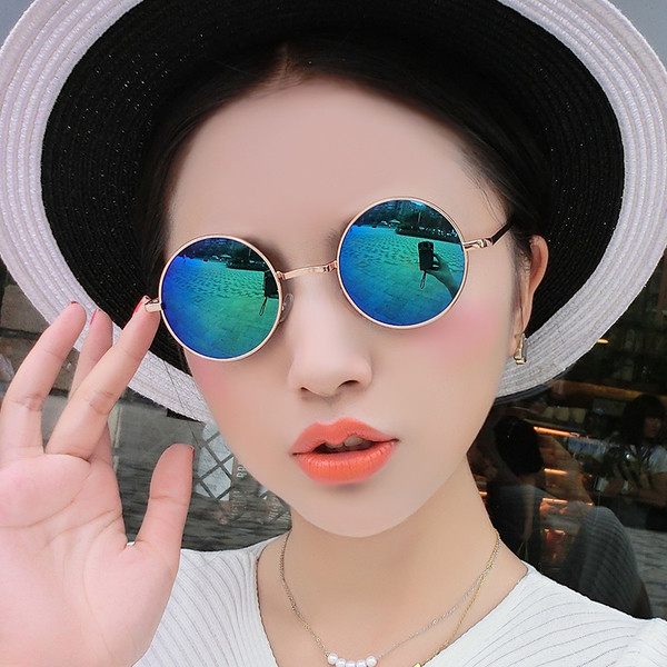 Κλασσικά γυναικεία γιαλιά με στρογγυλό σχήμα και αντανακλάσεις καθρέφτη σε διάφορα χρώματα