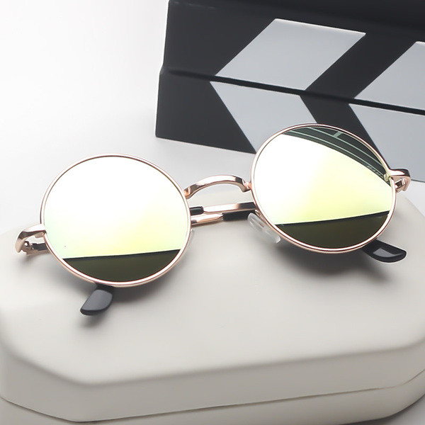 Κλασσικά γυναικεία γιαλιά με στρογγυλό σχήμα και αντανακλάσεις καθρέφτη σε διάφορα χρώματα