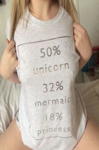 Tricou casual de dama cu maneci scurte, decolteu O si imprimeu la zi (multe modele)