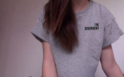 Tricou casual de dama cu maneci scurte, decolteu O si imprimeu la zi (multe modele)