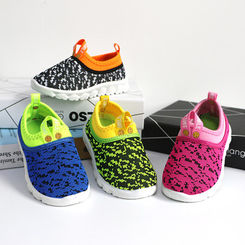 Παιδικά παπούτσια σε διάφορα φρέσκα χρώματα για κορίτσια και αγόρια