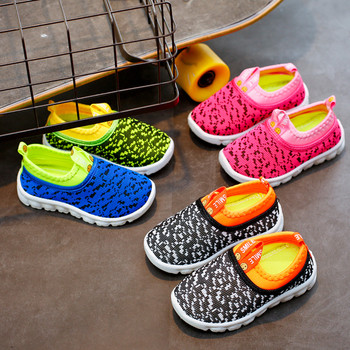 Παιδικά παπούτσια σε διάφορα φρέσκα χρώματα για κορίτσια και αγόρια