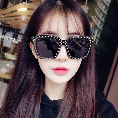 Σύγχρονα γυναικεία γυαλιά ηλίου με τετράγωνα γυαλιά και διακόσμηση σε δύο χρώματα