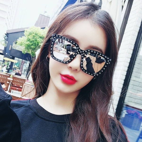 Σύγχρονα γυναικεία γυαλιά ηλίου με τετράγωνα γυαλιά και διακόσμηση σε δύο χρώματα