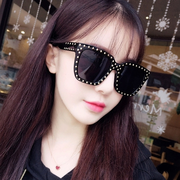 Σύγχρονα γυναικεία γυαλιά ηλίου με τετράγωνα γυαλιά και διακόσμηση σε δύο χρώματα