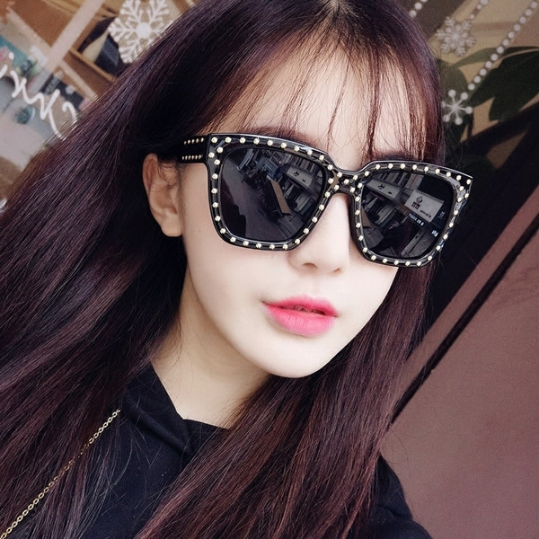 Σύγχρονα γυναικεία γυαλιά ηλίου με τετράγωνα γυαλιά και διακόσμηση σε δύο χρώματα