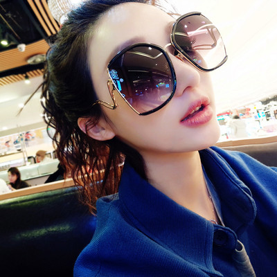 Σύγχρονα γυναικεία γυαλιά ηλίου με μεγάλα χρωματιστά γυαλιά σε τρία χρώματα