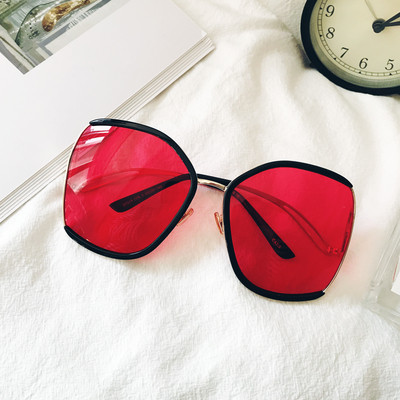 Σύγχρονα γυναικεία γυαλιά ηλίου με μεγάλα χρωματιστά γυαλιά σε τρία χρώματα