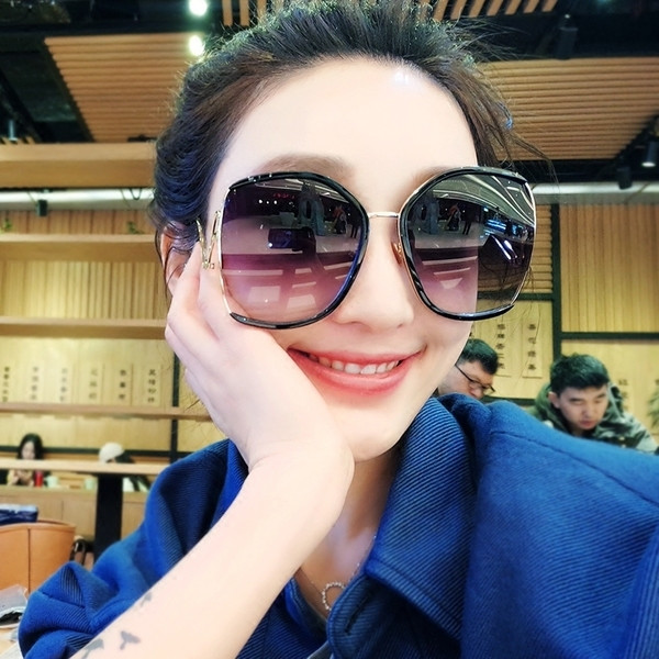 Σύγχρονα γυναικεία γυαλιά ηλίου με μεγάλα χρωματιστά γυαλιά σε τρία χρώματα