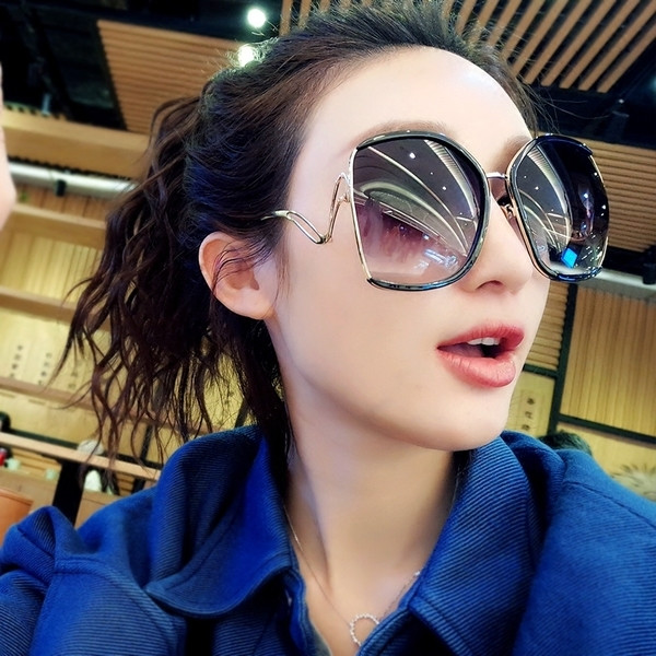 Σύγχρονα γυναικεία γυαλιά ηλίου με μεγάλα χρωματιστά γυαλιά σε τρία χρώματα