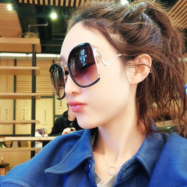 Σύγχρονα γυναικεία γυαλιά ηλίου με μεγάλα χρωματιστά γυαλιά σε τρία χρώματα