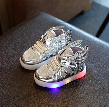 Παιδικά αθλητικά παπούτσια σε τρία χρώματα με φωτισμένα πέλματα και 3D διακόσμηση