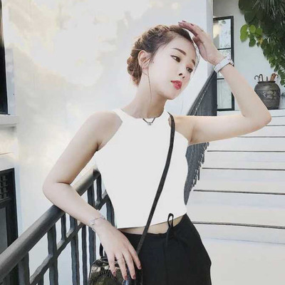 Απλό πλεκτό γυναικείο αμάνικοσε σύντομη έκδοση