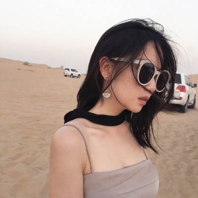 Κομψά γυναικεία γυαλιά ηλίου με στρογγυλά γυαλιά σε τρία χρώματα