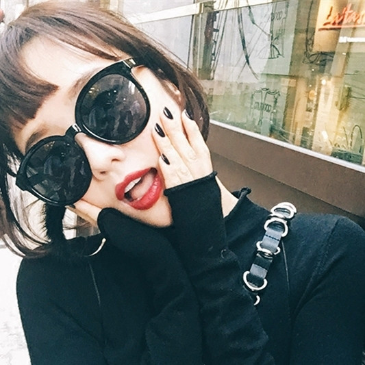 Κομψά γυναικεία γυαλιά ηλίου με στρογγυλά γυαλιά σε τρία χρώματα